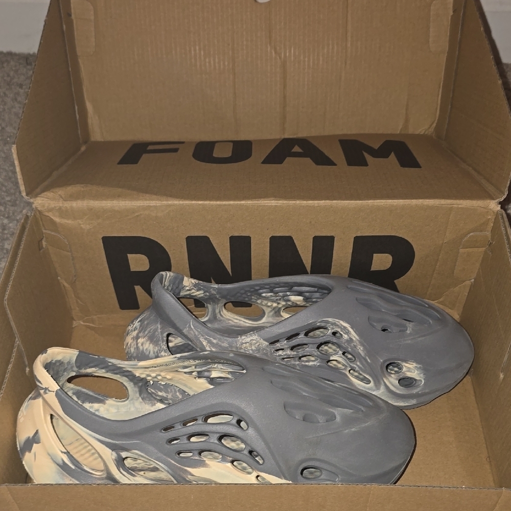 🌙 Yeezy Foam Runner – Moon Grey – Kids Size 7 – 100% AUTHENTIC